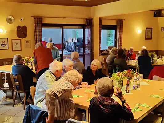 nettes beisammensein bei Kaffee und Kuchen